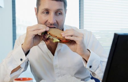 comer delante de la pantalla